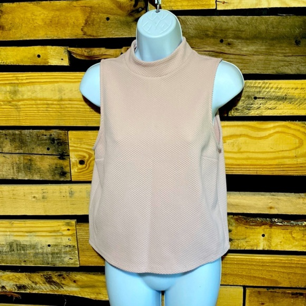 Express Textured Sleeveless Top in Soft Pink